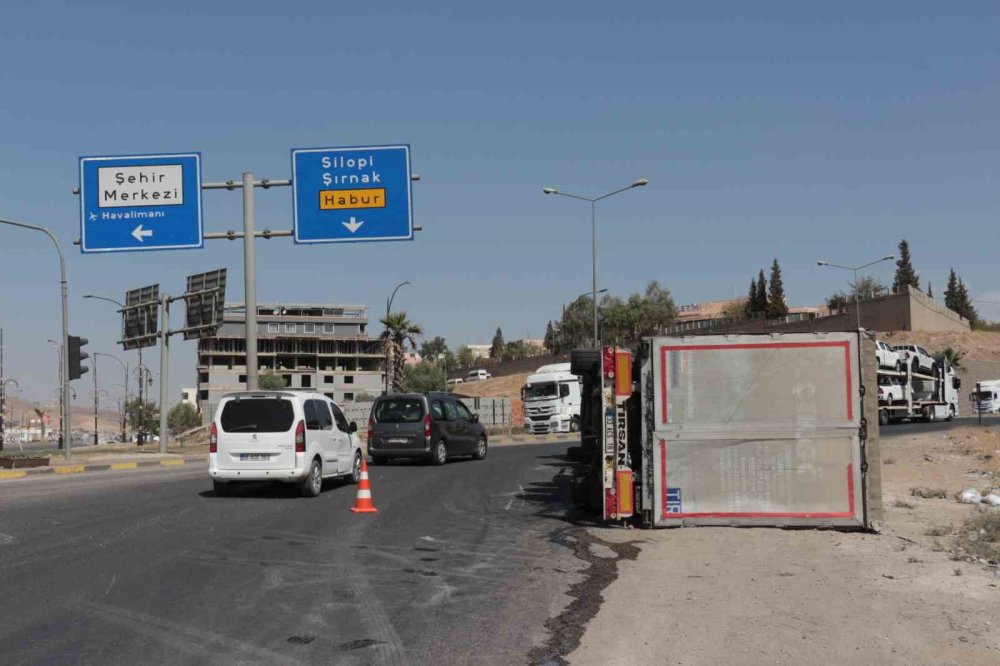 Cizre’de virajı alamayan tır devrildi, sürücü yaralandı