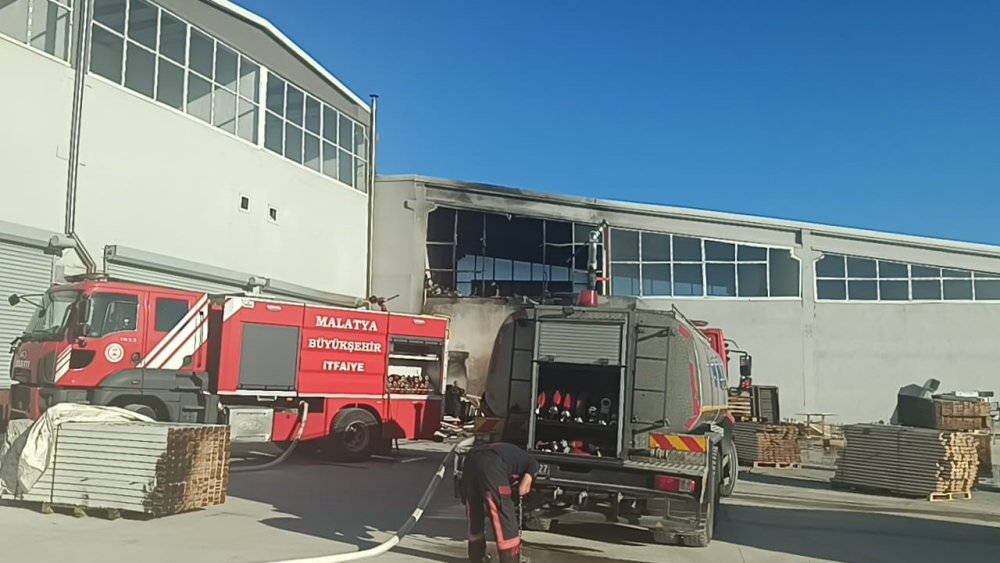 Malatya’da mobilya imalathanesinde yangın