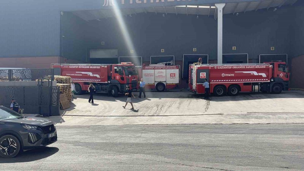 Antep’te fabrika yangınında 2 kişi dumandan etkilendi