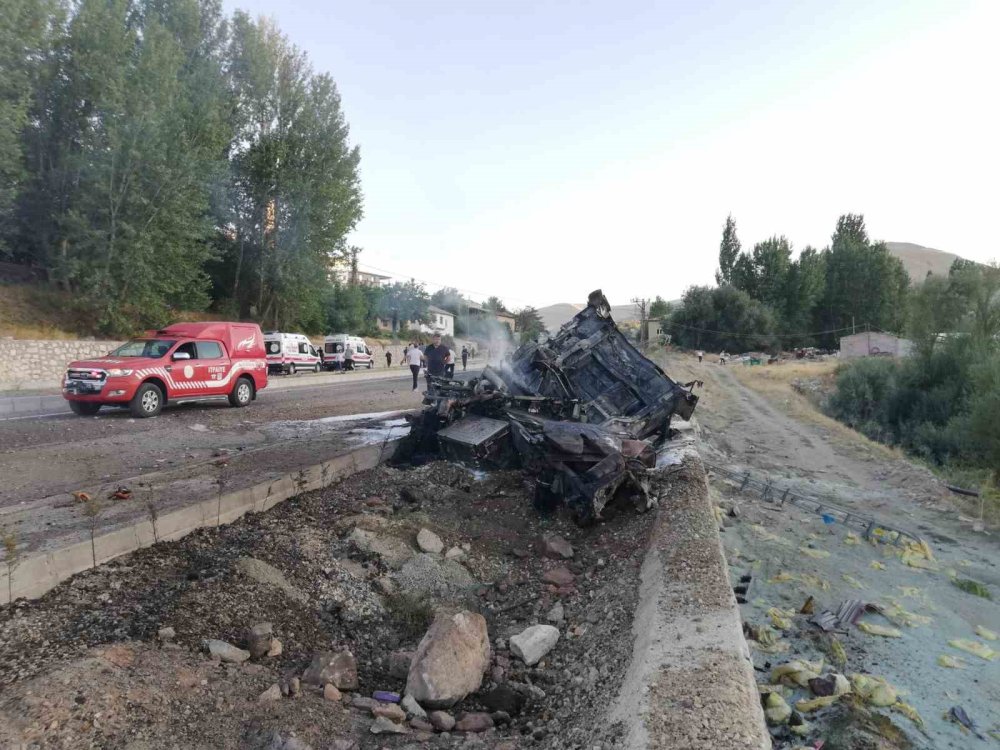 Darende'de otobüs ile çarpışan tır devrilip alev alev yandı: 1 yaralı