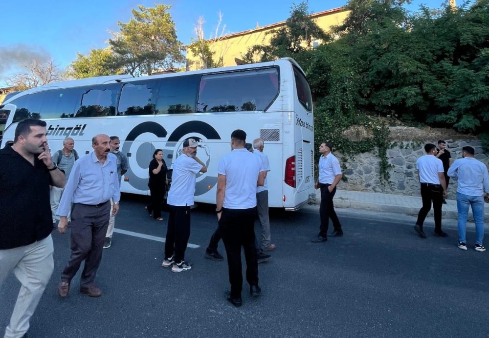 Darende'de otobüs ile çarpışan tır devrilip alev alev yandı: 1 yaralı