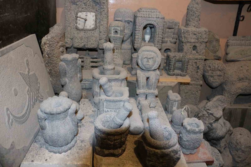 Emekli öğretmen taşlara ’fısıldıyor’