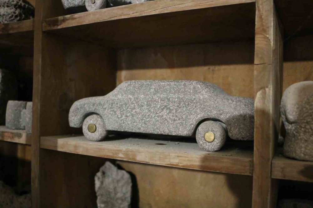 Emekli öğretmen taşlara ’fısıldıyor’