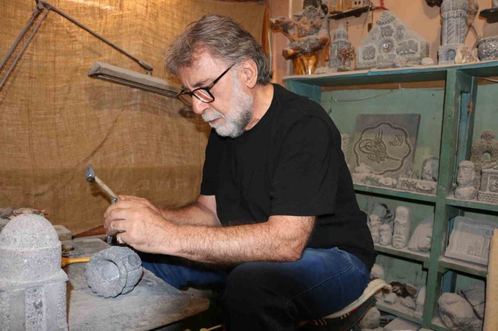 Emekli öğretmen taşlara ’fısıldıyor’