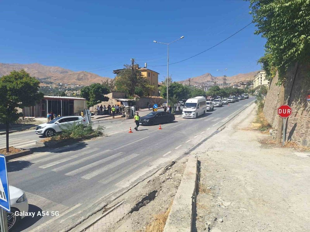 Hakkari’de kamyonet yan yattı: 1 yaralı