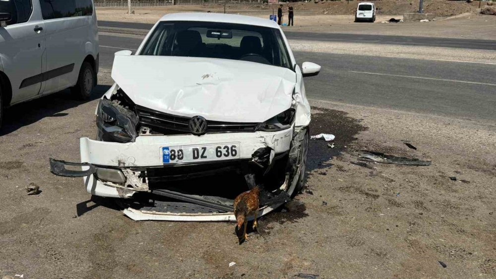 Sur'da iki otomobil çarpıştı: 4 yaralı