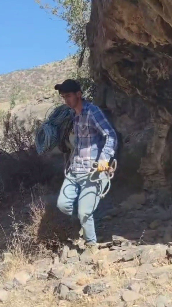 Uludere’de zorlu kaya ıslahı: Malzemeler katırlarla zirveye taşındı