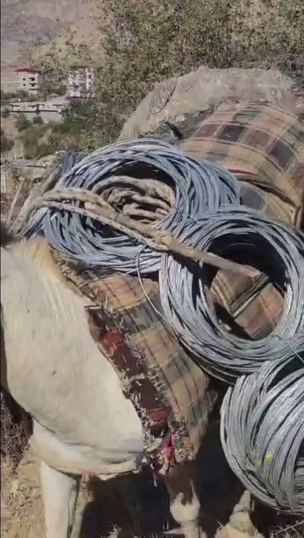 Uludere’de zorlu kaya ıslahı: Malzemeler katırlarla zirveye taşındı