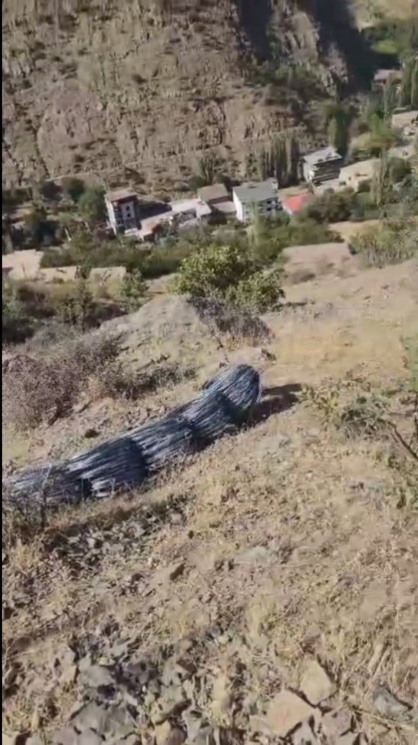 Uludere’de zorlu kaya ıslahı: Malzemeler katırlarla zirveye taşındı