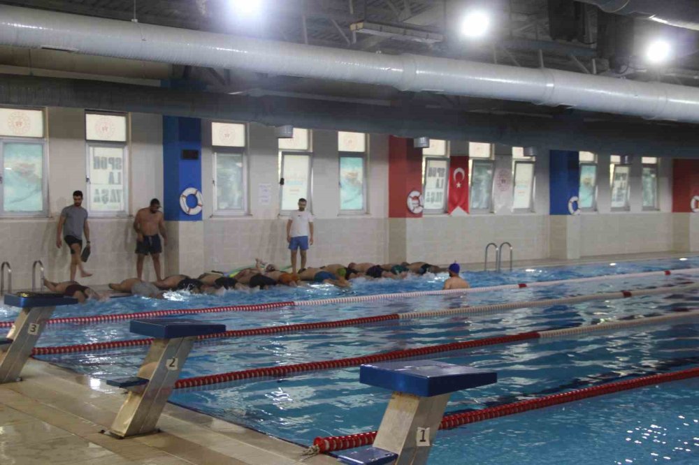 Cizre’de vatandaşlara ücretsiz yüzme eğitimi