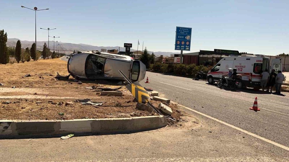 Elazığ’da motorla otomobil çarpıştı: 1’i ağır 2 yaralı