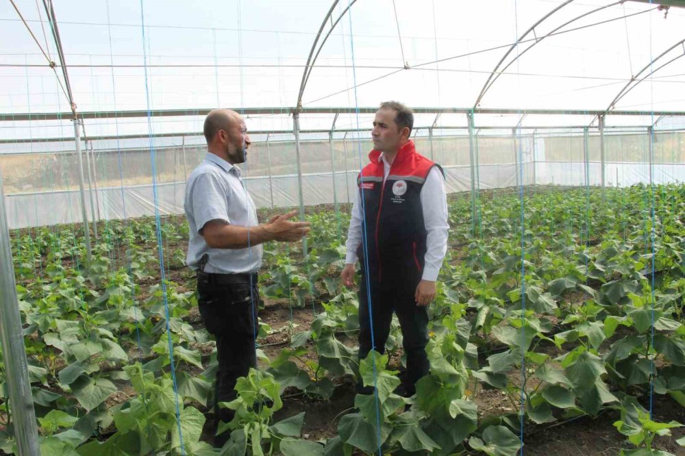 Engelli çocukları için mücadele eden çiftçiye devletten sera desteği