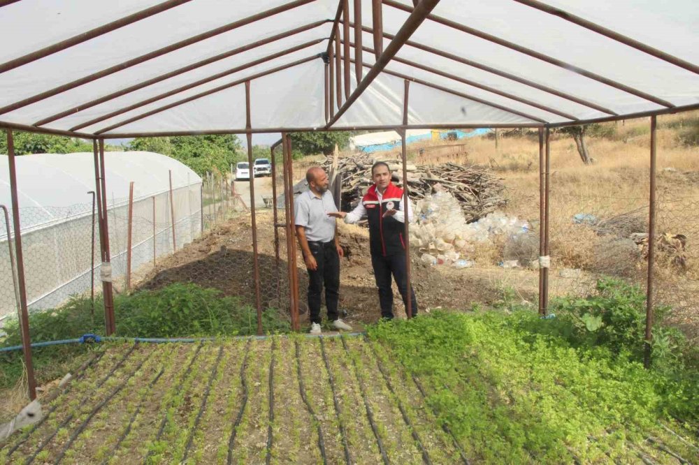 Engelli çocukları için mücadele eden çiftçiye devletten sera desteği