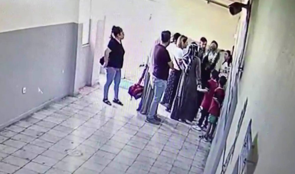 Kavga eden öğrencileri ayıran öğretmeni veliler darbetti