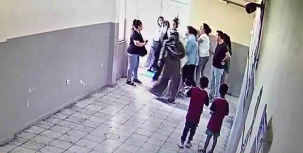 Kavga eden öğrencileri ayıran öğretmeni veliler darbetti