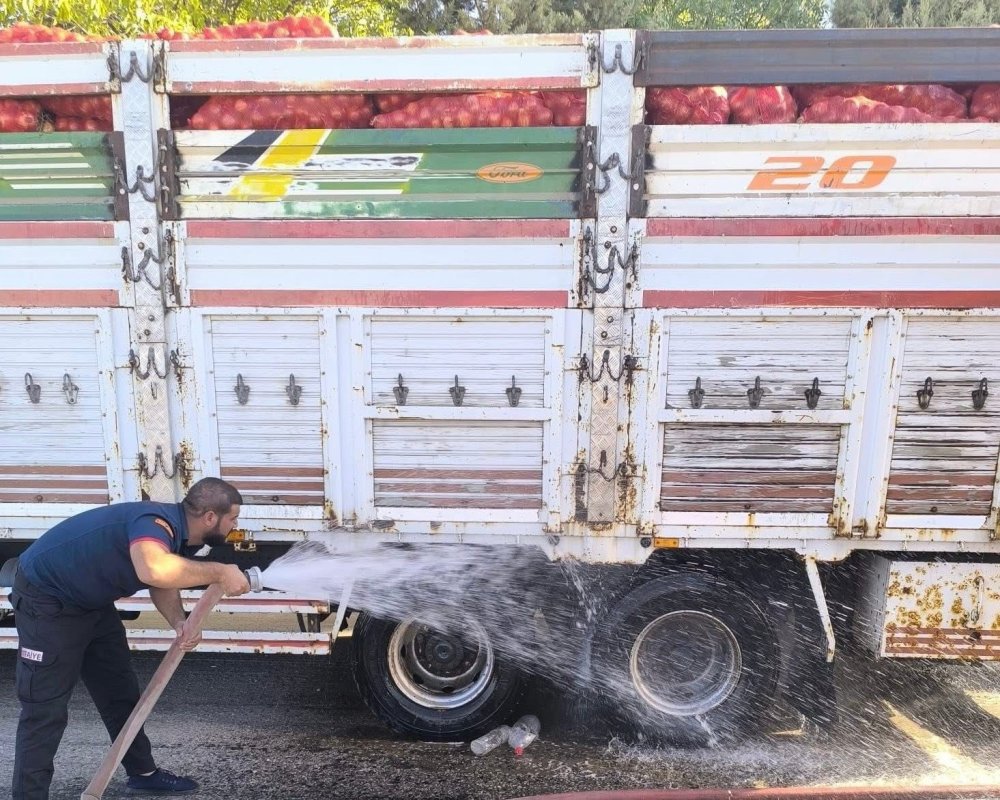 Kurtalan'da seyir halindeki kamyonet alev aldı