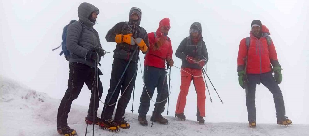 Sise rağmen Ağrı Dağı’nda zirveye ulaştılar