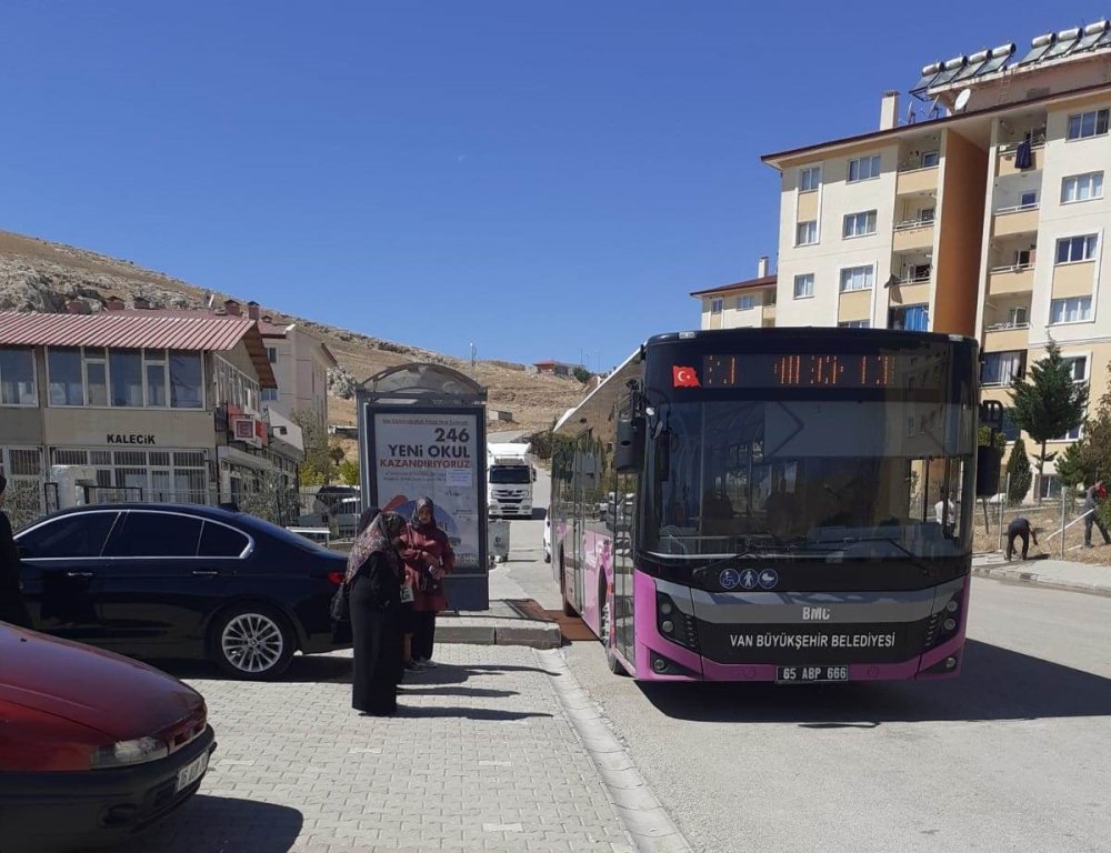 Tuşba’da yol ve çöp sorunu vatandaşları bıktırdı