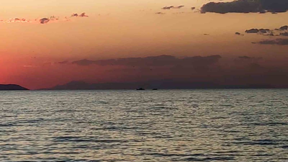 Van Gölü’nde gün batımı kartpostallık manzaralar oluşturdu