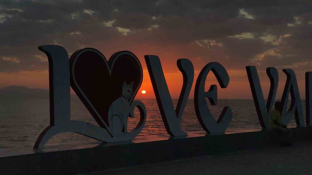 Van Gölü’nde gün batımı kartpostallık manzaralar oluşturdu