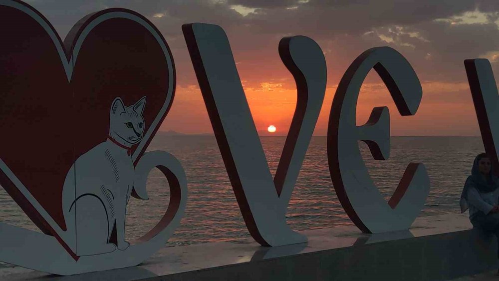 Van Gölü’nde gün batımı kartpostallık manzaralar oluşturdu