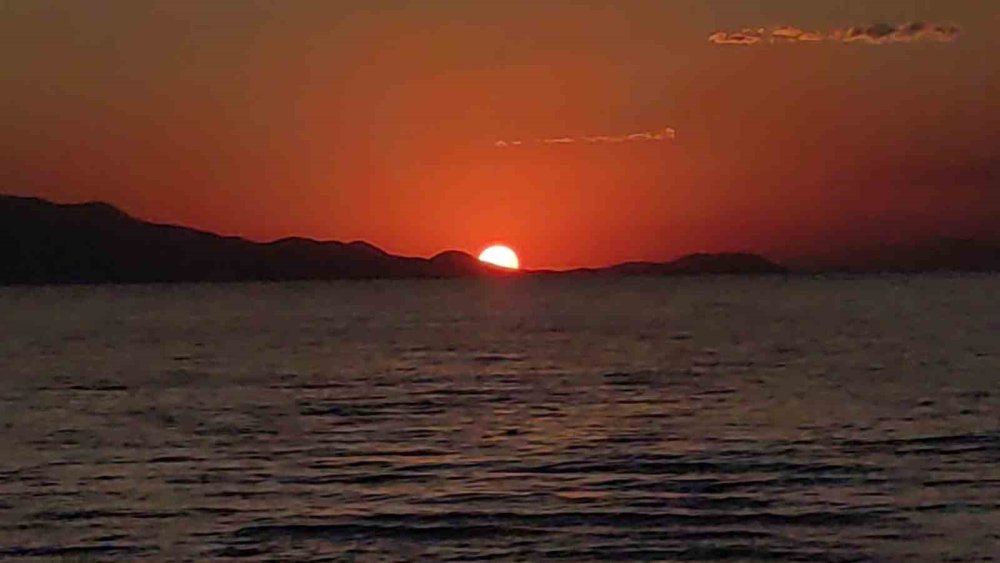 Van Gölü’nde gün batımı kartpostallık manzaralar oluşturdu