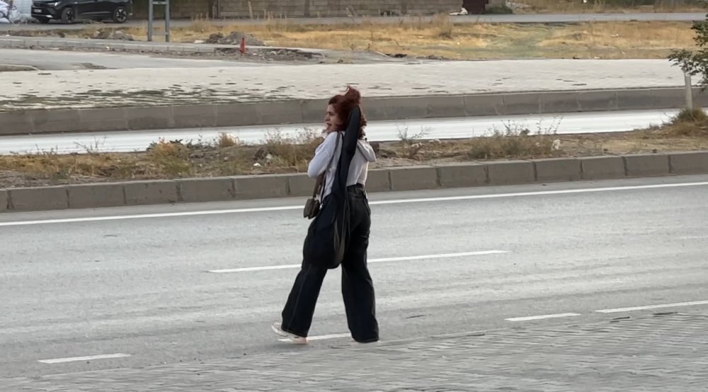 Yüksekova’da şiddetli rüzgar hayatı olumsuz etkiledi