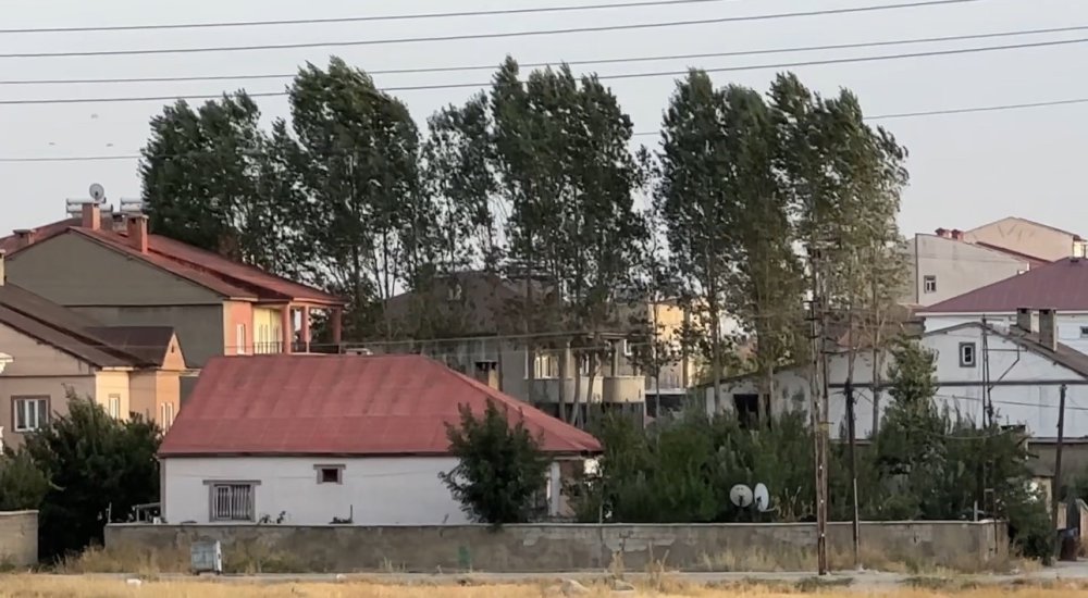 Yüksekova’da şiddetli rüzgar hayatı olumsuz etkiledi