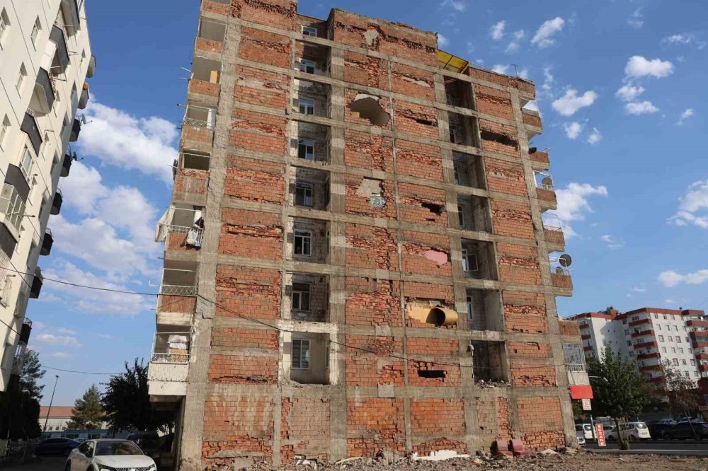 Yıkım esnasında ağır hasara dönüşen binanın sakinleri adına ’tam yargı’ davası açıldı