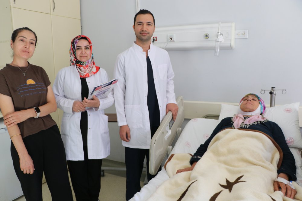15 yıldır yüz felci olan kadın sağlığına kavuştu