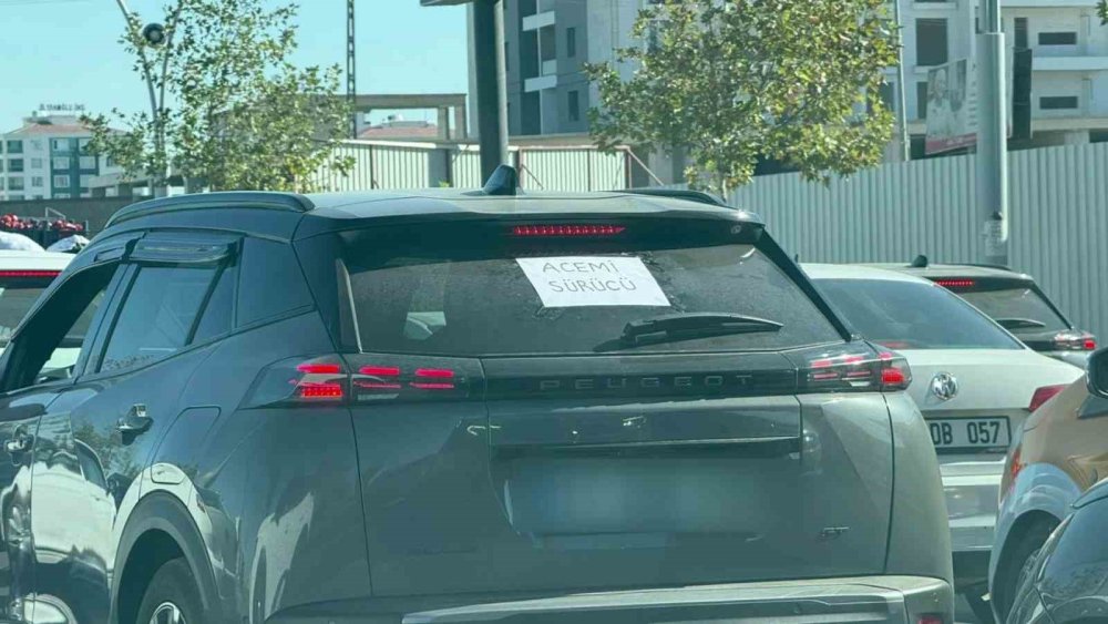 Aracına "Acemi sürücü" yazısı asarak önlem aldı