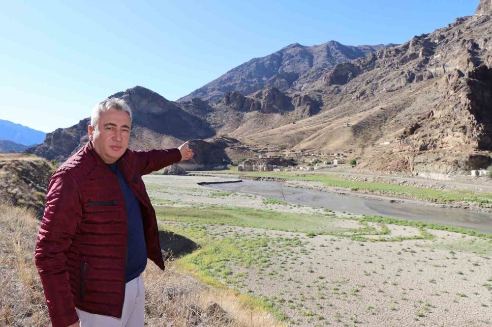 Oltu'da baraj suları çekildi, tabiat yeniden yeşerdi