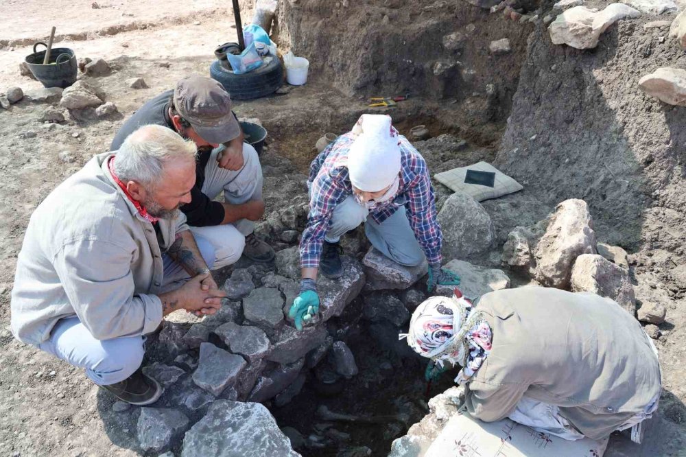 Ergani'de 5 ve 11 bin yıllık 6 mezar bulundu