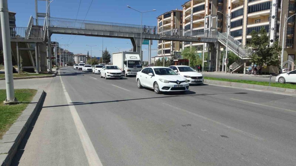 Hafif ticari aracın çarptığı anne ve 2 çocuğu ağır yaralandı