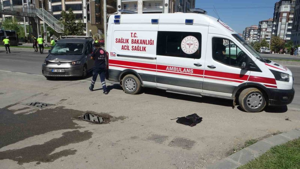 Hafif ticari aracın çarptığı anne ve 2 çocuğu ağır yaralandı