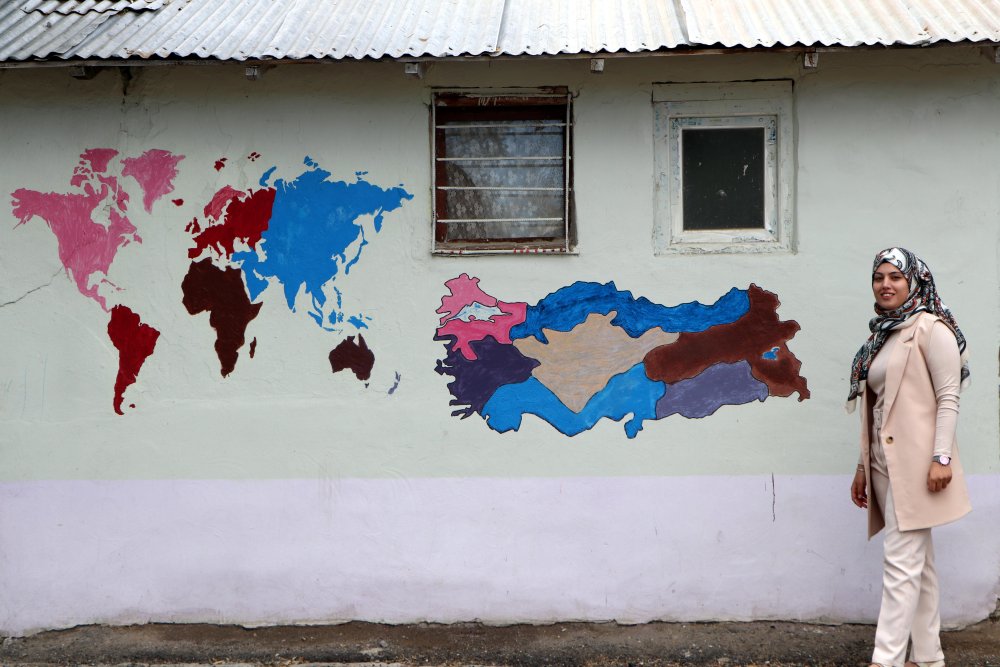 Hayalini kurduğu projeyi görev yaptığı köy okulunda gerçekleştirdi