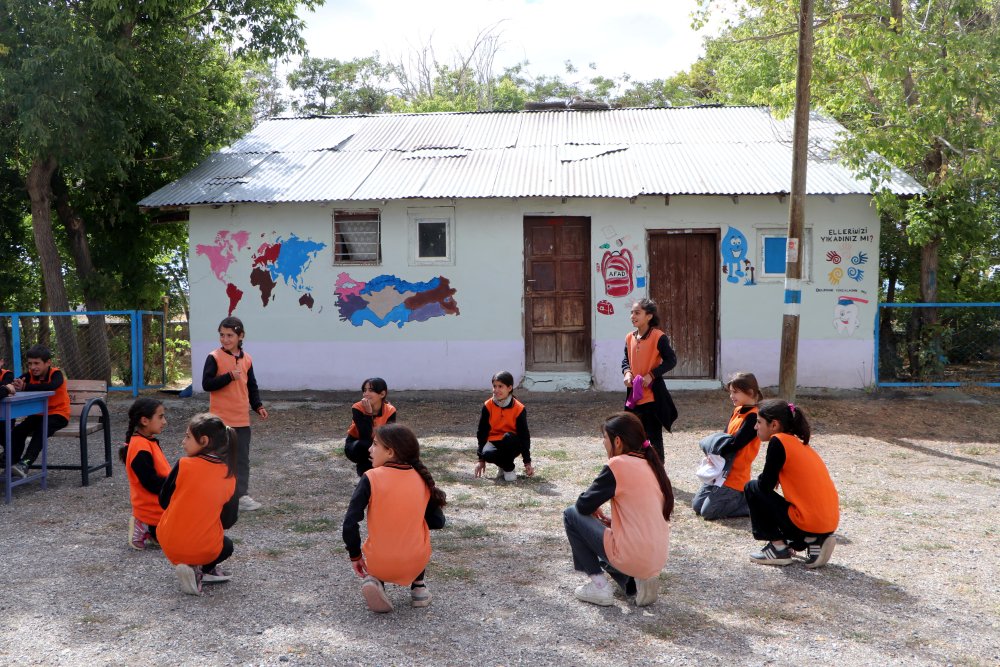 Hayalini kurduğu projeyi görev yaptığı köy okulunda gerçekleştirdi