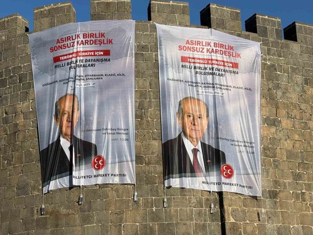 Surlara Bahçeli’nin posterleri asıldı