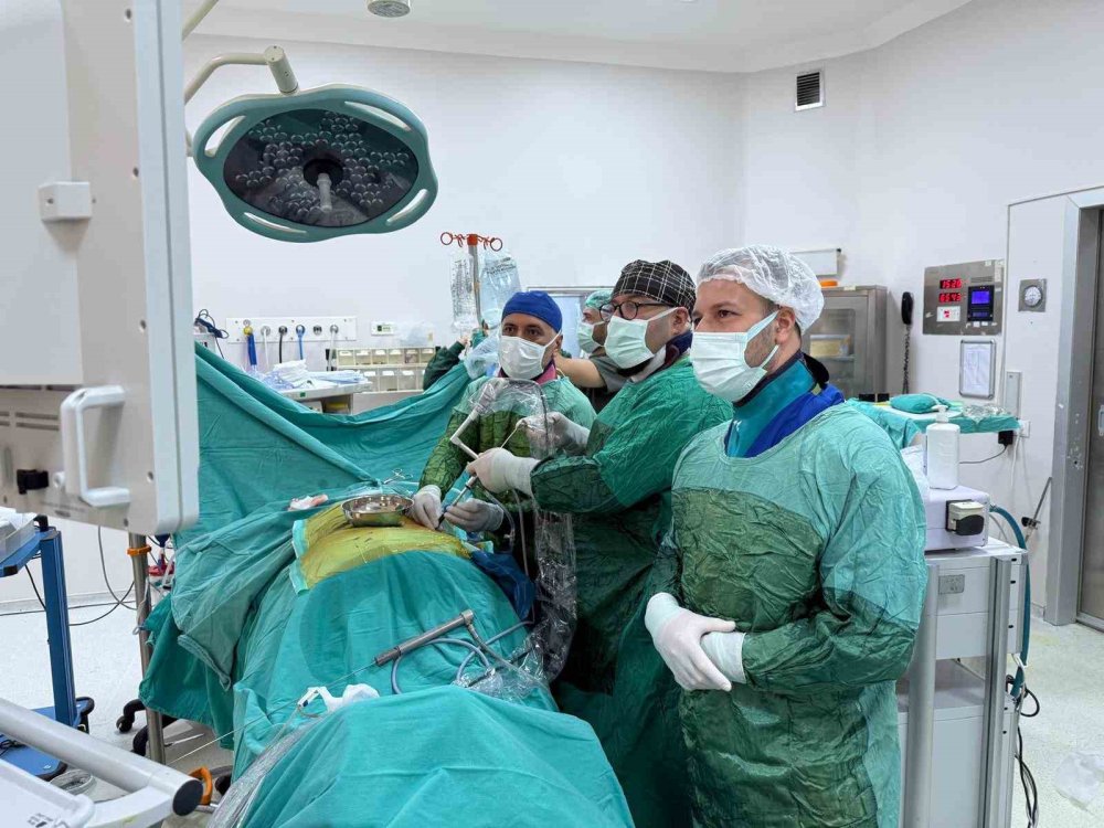 8 santimetrelik ’geyik boynuzu’ böbrek taşı kapalı yöntemle çıkarıldı