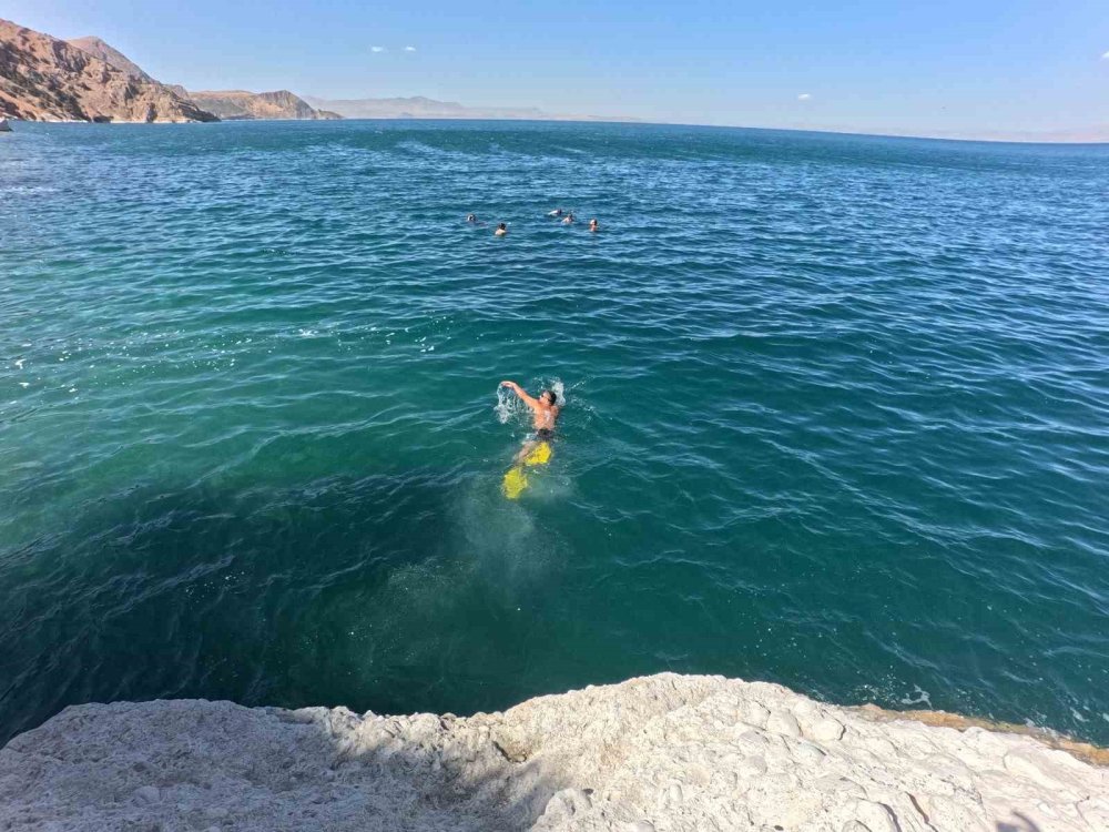 Amatör dalgıçlar, Van Gölü’nde batık Rus şilebini görüntüledi