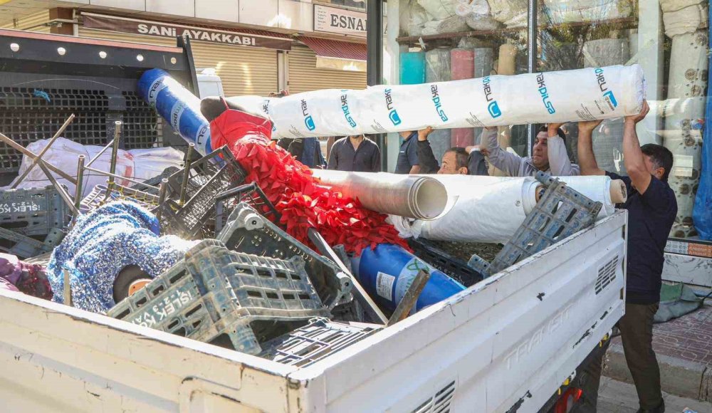 Van'da Zabıta ekibi kaldırımlara bırakılan ürünleri topladı