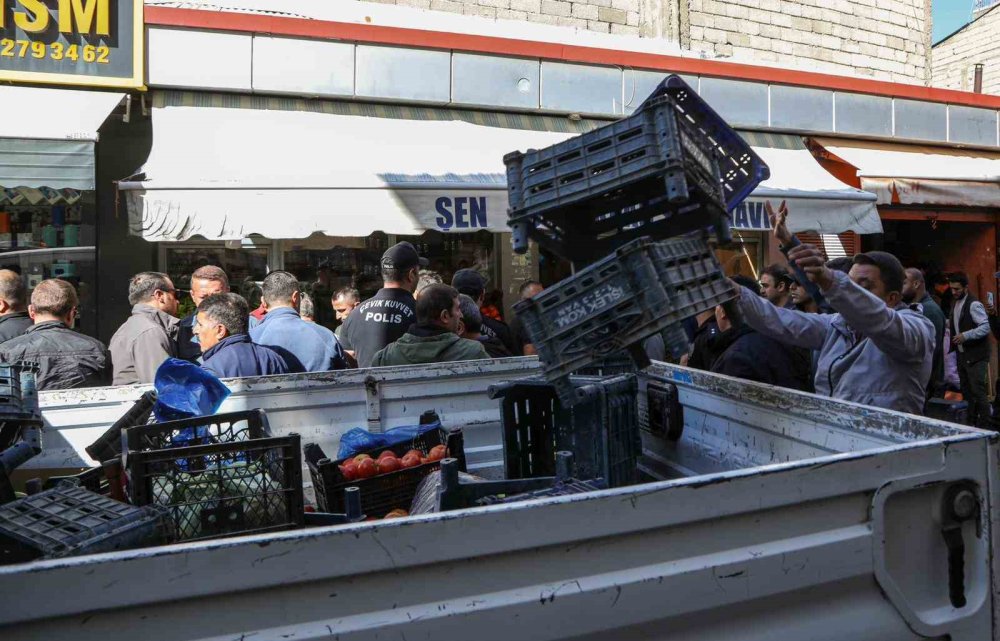 Van'da Zabıta ekibi kaldırımlara bırakılan ürünleri topladı