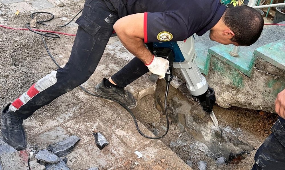 Cizre'de merdiven boşluğuna sıkışan yavru kediyi itfaiye ekipleri kurtardı