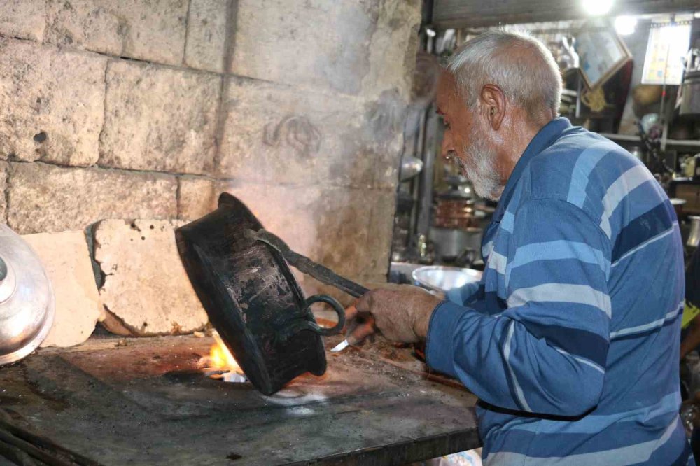 Urfa’da kalay ustası 75 yıldır mesleğini aşkla sürdürüyor