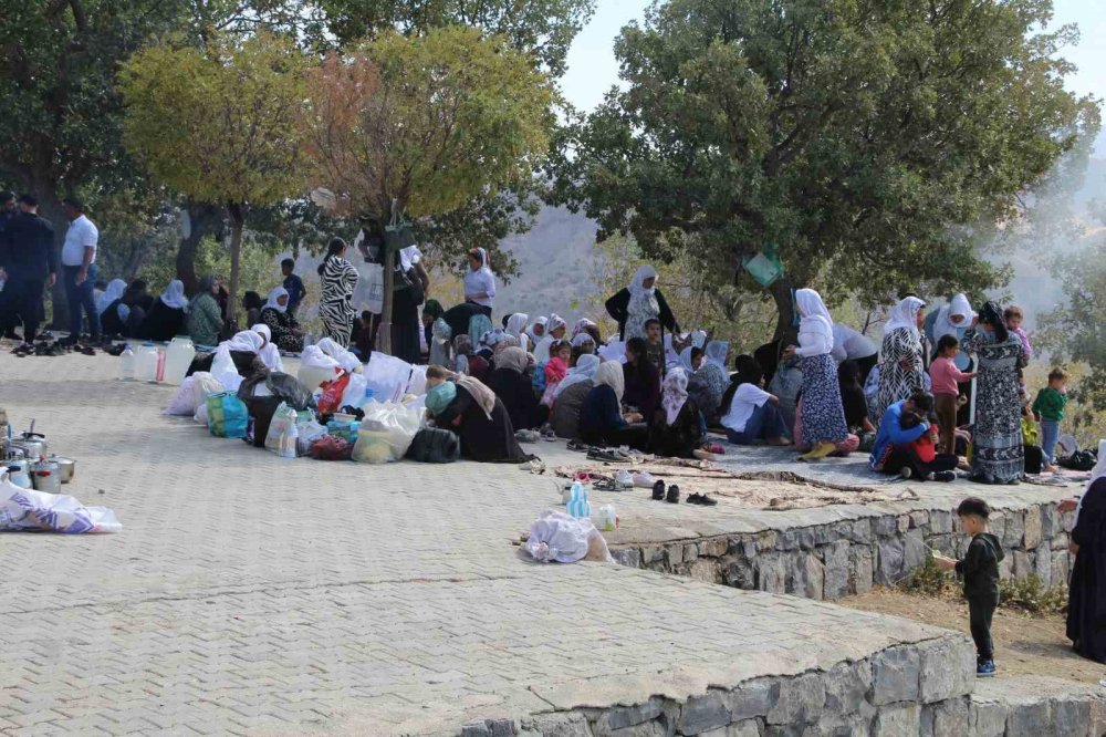 Şırnak’ta 325 yıllık mezarlık ziyareti geleneği 13 bin kişinin katılımıyla gerçekleştirildi