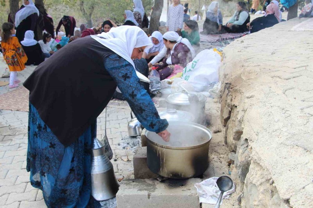 Şırnak’ta 325 yıllık mezarlık ziyareti geleneği 13 bin kişinin katılımıyla gerçekleştirildi