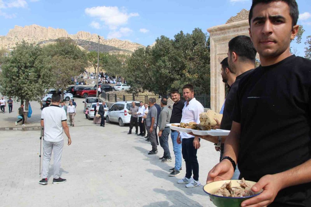 Şırnak’ta 325 yıllık mezarlık ziyareti geleneği 13 bin kişinin katılımıyla gerçekleştirildi