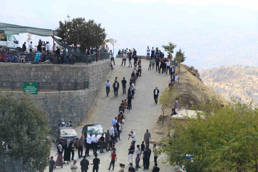 Şırnak’ta 325 yıllık mezarlık ziyareti geleneği 13 bin kişinin katılımıyla gerçekleştirildi