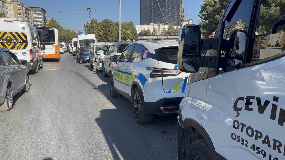 Antep’te 4 aracın karıştığı zincirleme kazada 7 kişi yaralandı