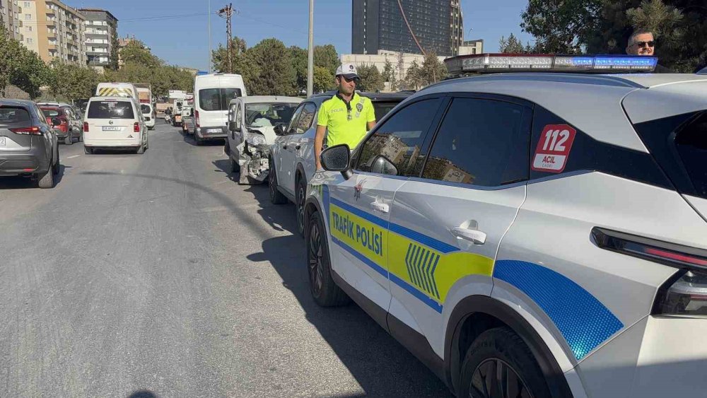 Antep’te 4 aracın karıştığı zincirleme kazada 7 kişi yaralandı